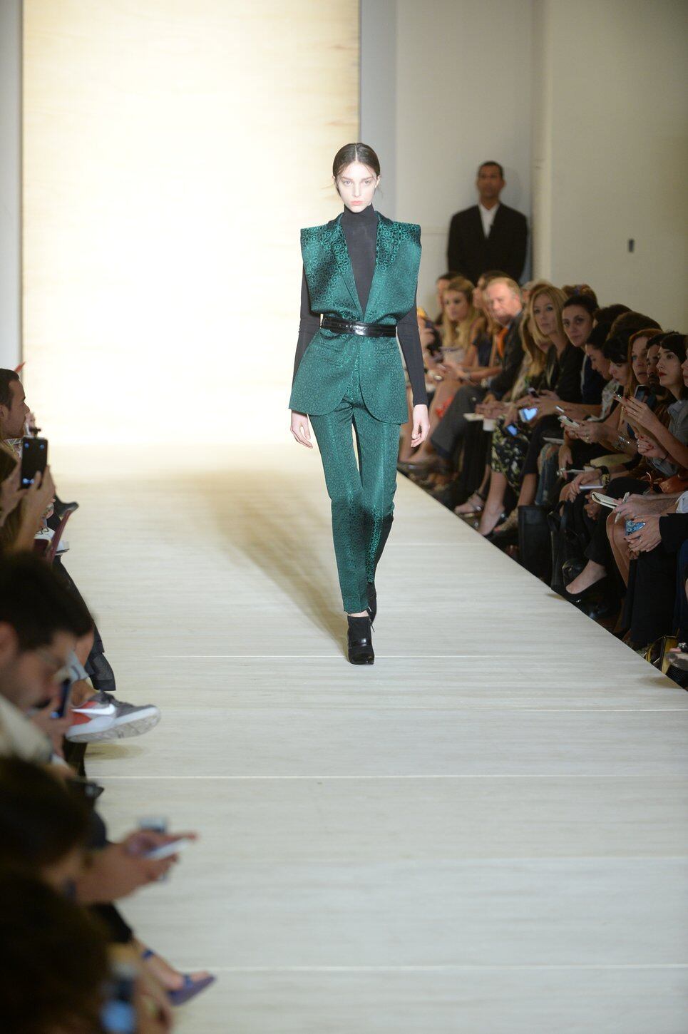 A coleção de inverno de Reinaldo Lourenço, apresentada na FAAP,
nesta terça-feira (4), usou e abusou de formas geométricas e do couro como
material principal. Os destaques ficaram por conta das franjas e das golas
altas. O pescoço recebeu atenção também por conta dos acessórios que as modelos
usaram. Paetês e estampas apareceram em segundo plano, quebrando o tom sóbrio das
criações, exibida na 38ª edição da SPFW 

Assista: Lele e Marcella Franco mostram os bastidores do São Paulo Fashion Week
