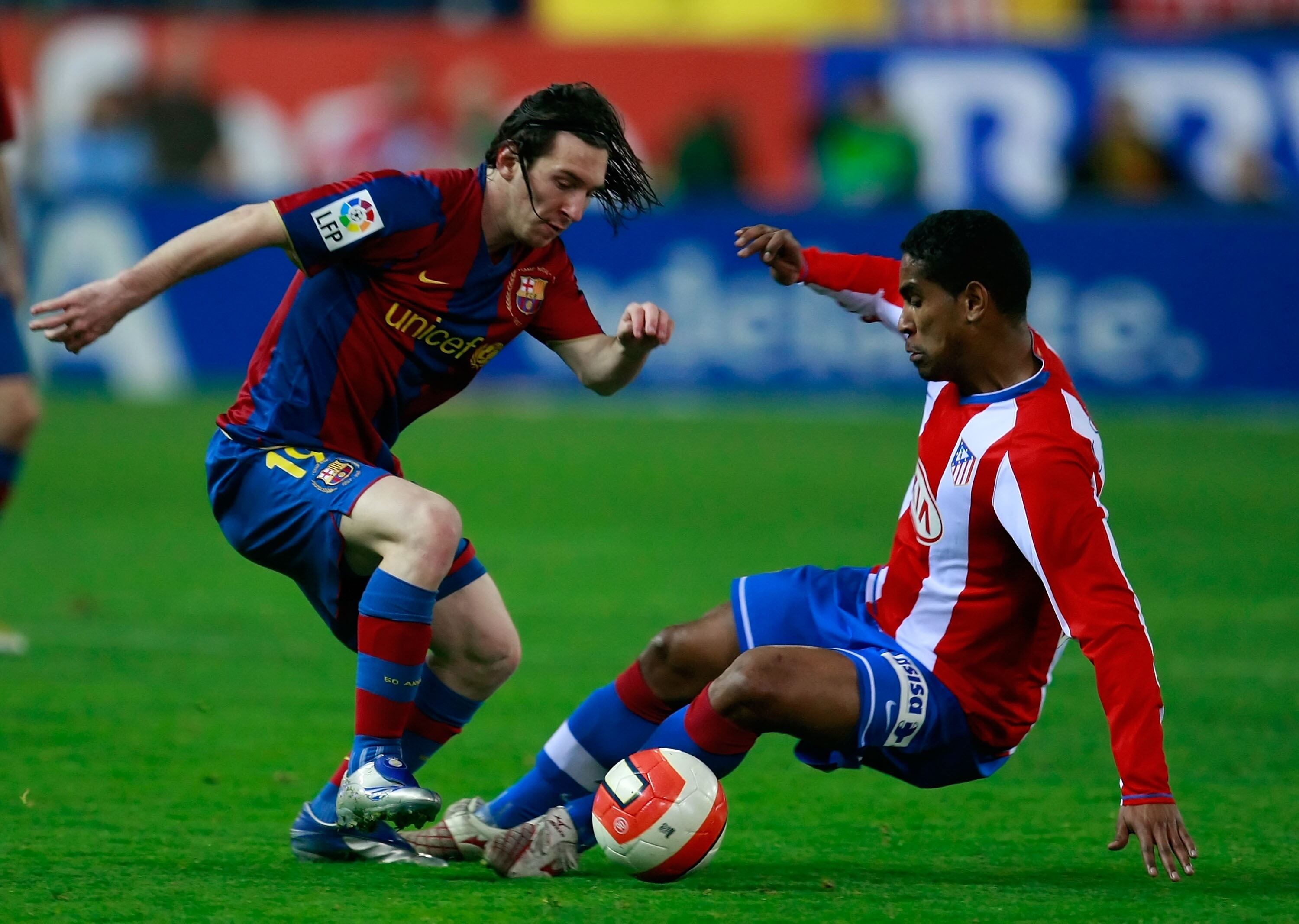 Atualmente, o volante Cléber Santana vive esquecido da elite do futebol mundial no Avaí. Há alguns anos, porém, pelo Atlético de Madrid o jogador caia sentado ao tentar frear as arrancadas de Lionel Messi no Campeonato Espanhol