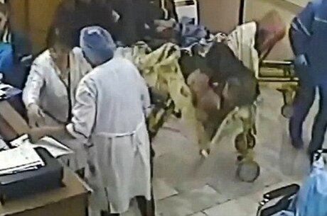 Paciente deslizou para fora da maca e caiu, batendo a cabeça no chão e sofrendo ferimentos fatais