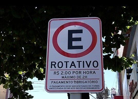 Cobrança de estacionamento rotativo na Expedito Garcia teve início nesta segunda