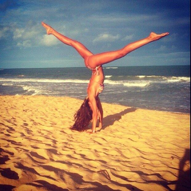 Izabel Goulart posa foto de cabeça para baixo