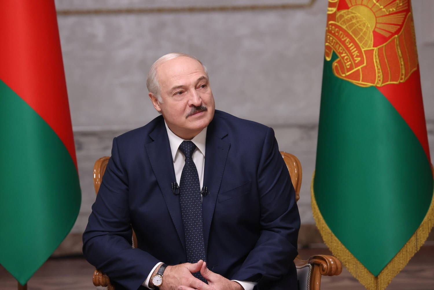 Lukashenko assume que vai deixar Presidência
