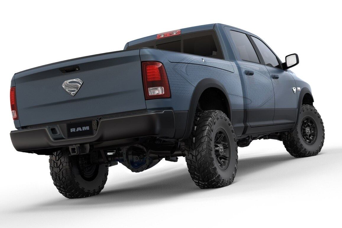 A picape gigante — que requer habilitação para caminhões para ser dirigida no Brasil — ganhou rodas e pneus exclusivos, apliques plásticos e adesivos com o símbolo do Super-Homem no lugar do logotipo da RAM

VEJA TAMBÉM

> Chevrolet Camaro com faróis do EcoSport? R7 Carros analisa design do novo Camaro

> Monza e Santana estão confirmados! Confira outros nomes de carros do passado que podem voltar

Quer saber tudo sobre carros? Acesse www.r7.com/carros
