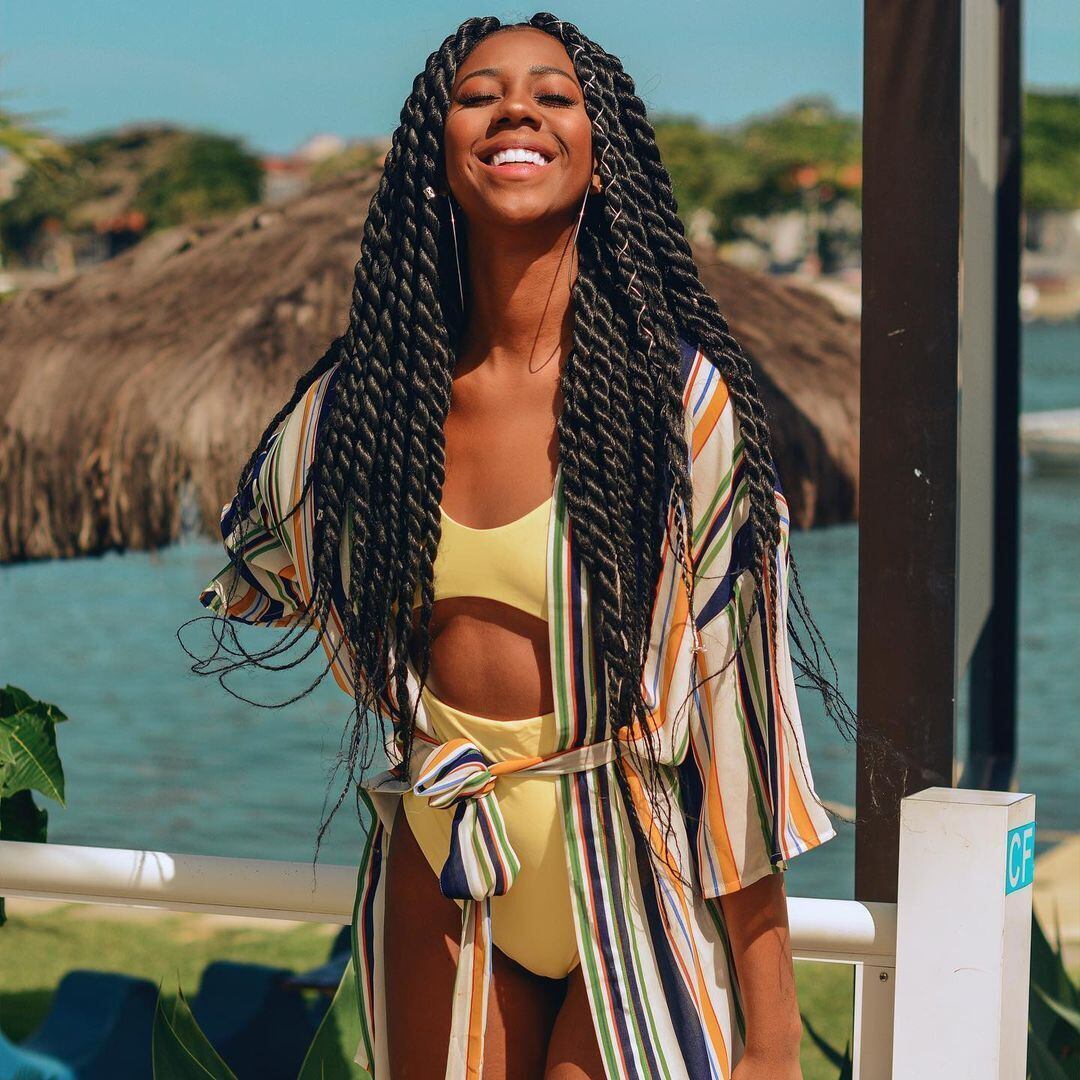 Além disso, a influenciadora sempre aposta nos dreads

Leia também: Estilo Barbie e Mulher-Gato: Poliana Rocha arrasa com visuais ousados
