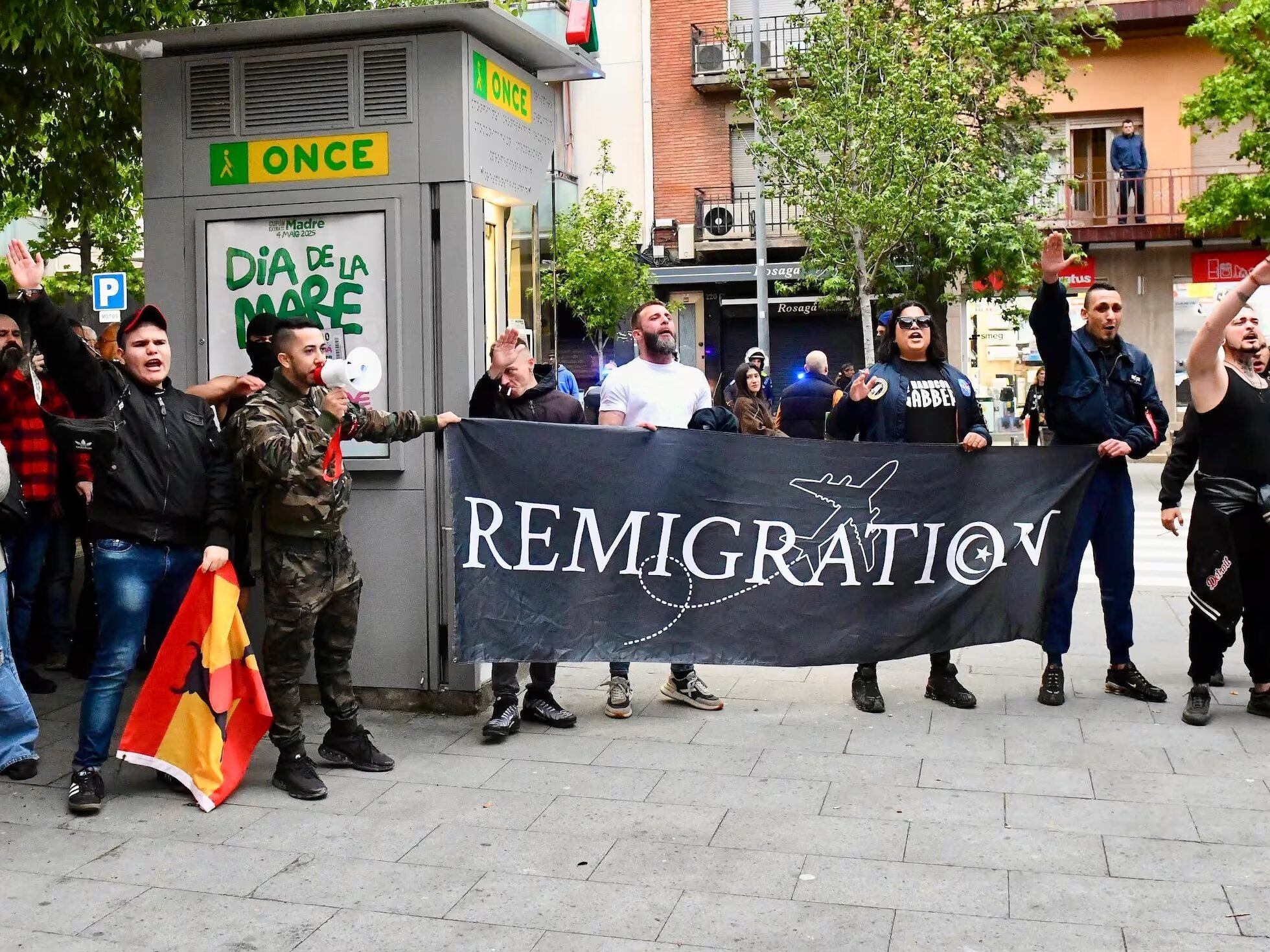 Mesmo após as prisões, a patrulha anti-imigração continuou a incitar ataques