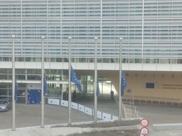 Na sede da Comissão Europeia, também na capital belga, as bandeiras foram hasteadas a meio mastro