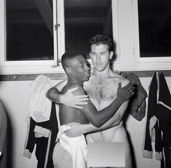 Porém, essas fotos indiscretas não são exclusividade do futebol atual. Pelé e Bellini, na Copa do Mundo de 1958, foram fotografados em um momento indiscreto 
