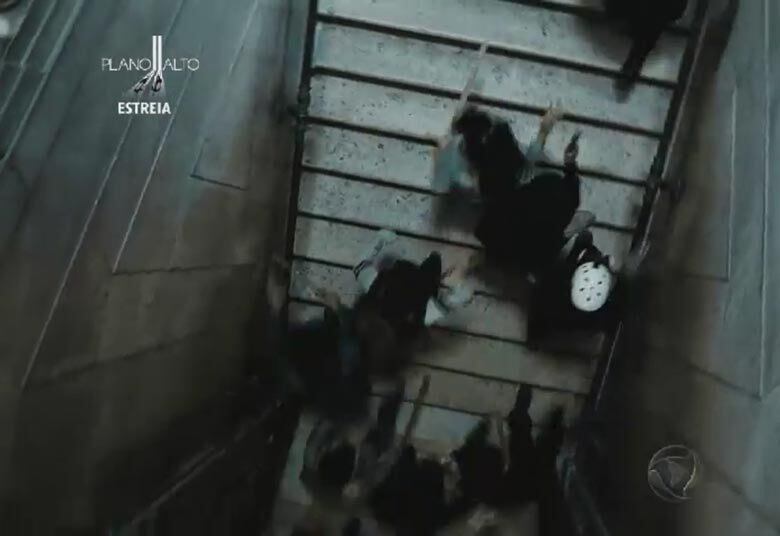 O grupo aumenta e em
poucos minutos o prédio está tomado por manifestantes, muitos deles mascarados.
Assustados, os funcionários deixam o local, enquanto os jovens gritam palavras
de ordem
+ Com a política no sangue, Rico se vê dividido entre dois mundos. Assista!
+ Conheça os personagens da minissérie Plano Alto
+ “Foi um desafio falar a respeito da nossa situação governamental”, diz autor da minissérie