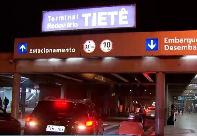 Mônica é vendedora ambulante e trabalha em frente a um hospital. Ela deixou a cozinheira morar de favor em sua casa no Carandiru, na zona Norte de São Paulo