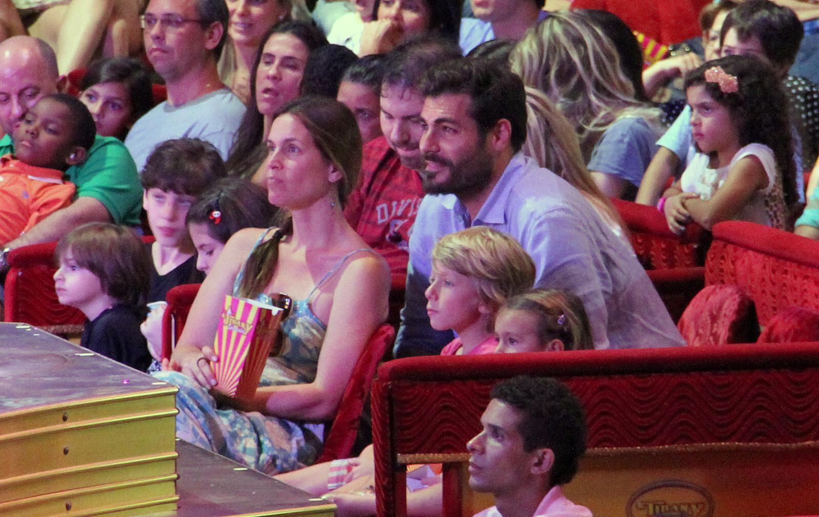 

Thiago Lacerda levou a família toda para o circo na noite
deste domingo (15)

