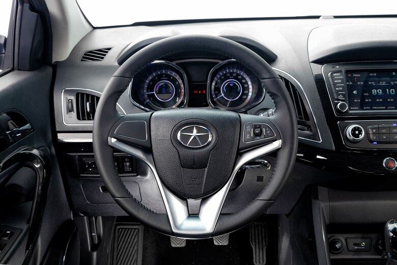 O volante de três raios com comandos do som é o mesmo dos compactos J3 e J3 Turim, e da minivan J6