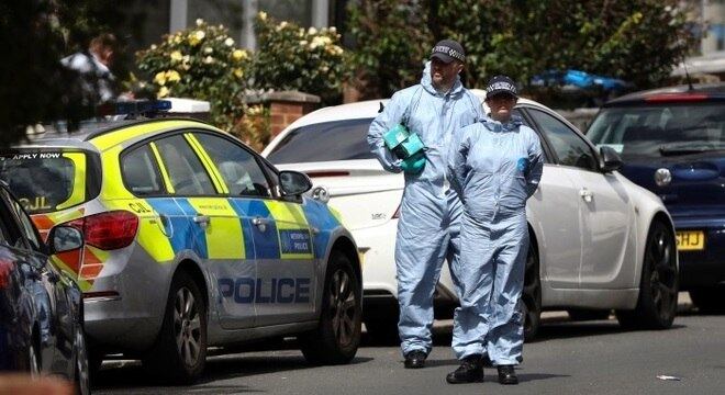Peritos forenses chegam ao local onde mulher grávida foi esfaqueada em Londres
