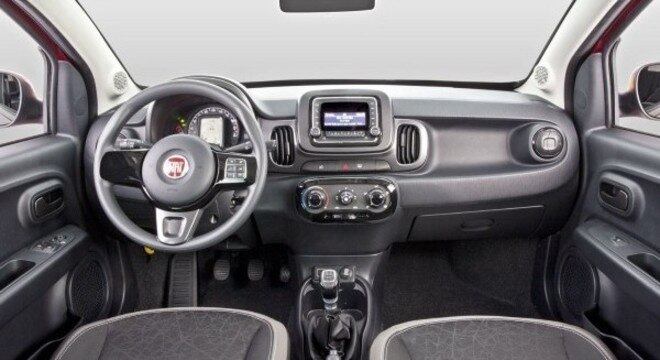 No Mobi, as linhas são mais modernas, mas ambos os modelos oferecem acabamento simples