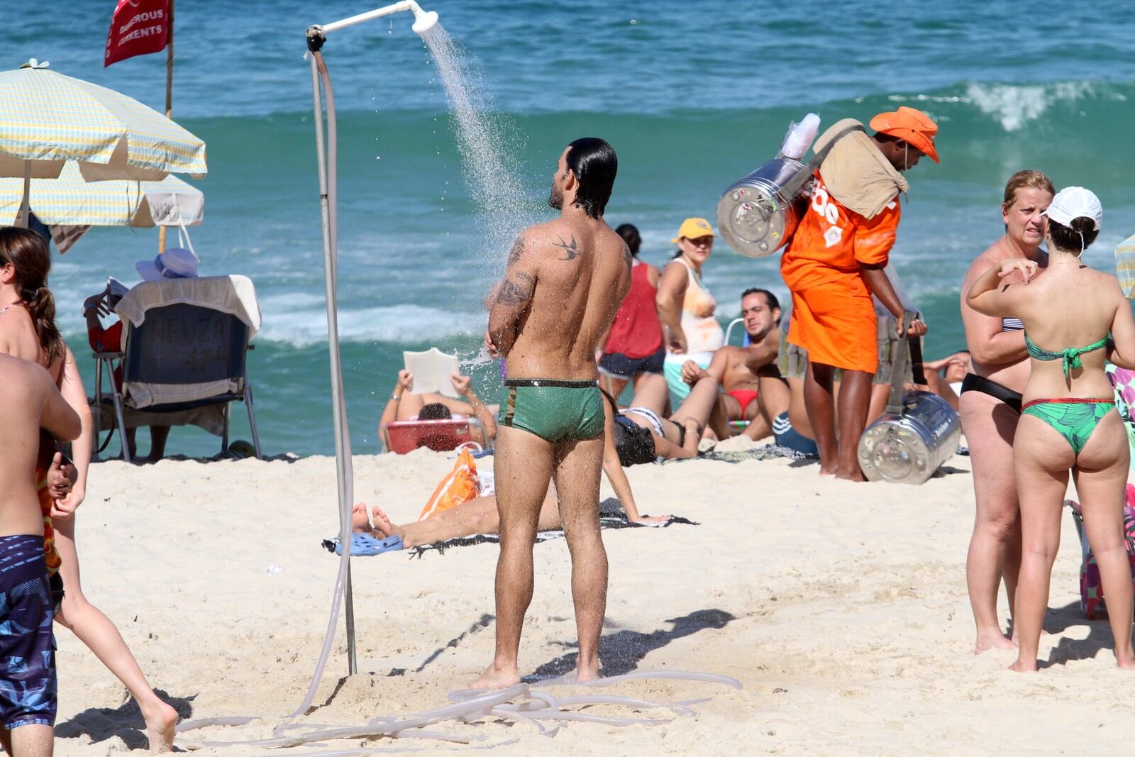 O Ninho de Amor à Vida atraiu os olhares da mulherada na praia; dá para entender por que, né?