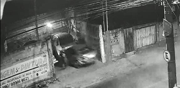 Carro invadiu oficina, mas ninguém ficou ferido
