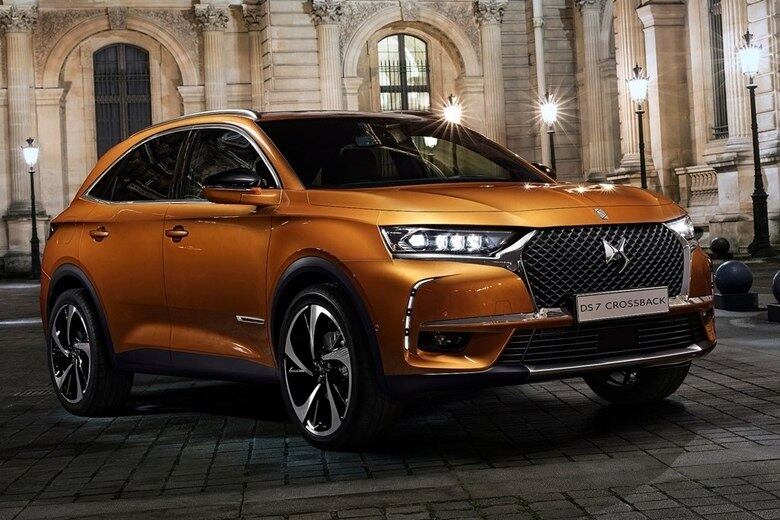 O DS 7 Crossback terá algumas opções de motor. A BlueHDI a diesel com potências de 130 cv e 180 cv, o pequeno e moderno 1.2 PureTech de três cilindros e turbo, com 130 cv, e os 1.6 THP de 180 cv e 225 cv — todos a gasolina