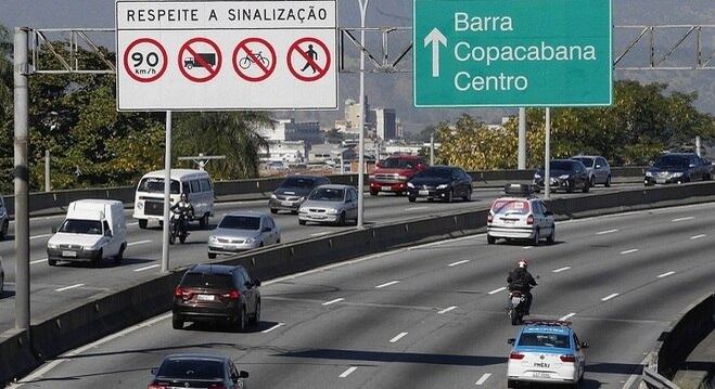 Linha vermelha foi interditada na altura de Duque de Caxias, por volta das 20h