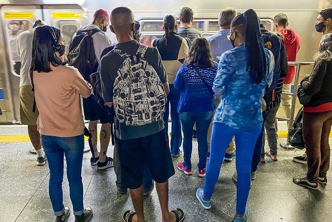 Nesta fase, estão mantidos o toque de recolher das 20h às 5h, a restrição de atendimento presencial em todos os serviços essenciais e haverá reforço da fiscalização sobre eventos e aglomerações. A recomendação para o escalonamento na entrada e saída de trabalhadores da indústria, serviços e comércio continua válida, assim como a obrigatoriedade do teletrabalho e a proibição de celebrações religiosas
