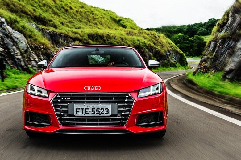 A dianteira traz linhas horizontais faz com que o modelo pareça estar “colado” no chão. Os faróis são em full LED com ajuste automático
de altura. A traseira é larga e traz lanternas em contorno com iluminação
diurna
