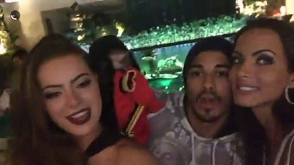 Depois de ficarem confinados em A Fazenda, em Itu, os ex-peões estão curtindo a "liberdade". Na madrugada desta quinta-feira (10), Douglas Sampaio e Carla Prata movimentaram a internet com diversos vídeos brincando com Twelves, macaquinho de estimação de Rayanne Moraes e do ex-marido, Latino 

Acesse o R7 Play e assista à programação da Record quando quiser
