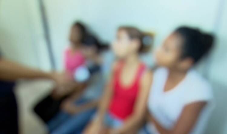 As garotas queriam se vingar da vítima alegando que a menor, chamada de "loira", teria dado em cima do namorado de uma delas. O namorado teria ajudado a vítima a organizar uma festa. Para isso, arquitetaram plano para atrair manter cativa e matar a garota