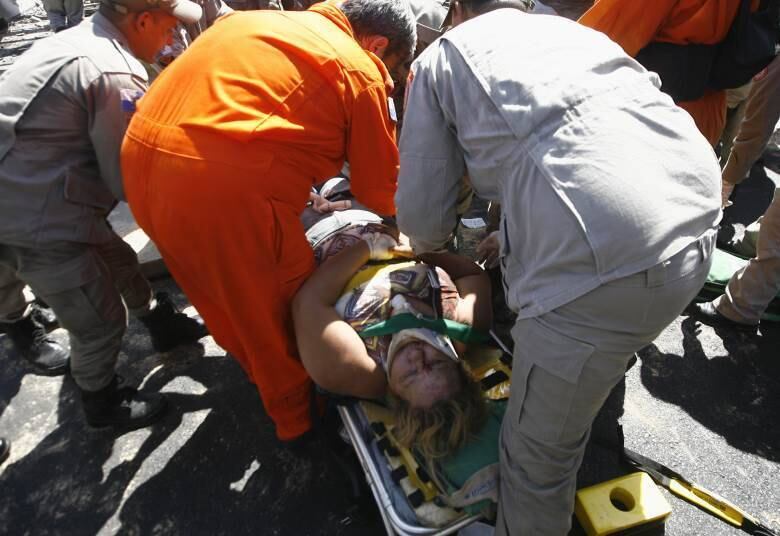 Uma mulher ficou presa às ferragens de um carro. O marido dela, que estava dirigindo o veículo, morreu no local