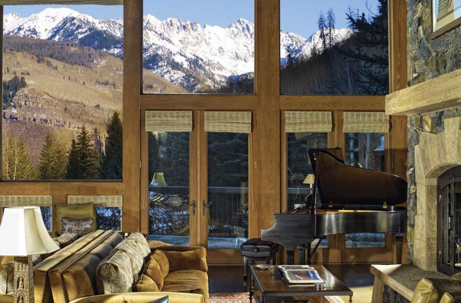 Apesar de estar localizada nas montanhas, a casa tem uma
piscina externa para os dias de verão
