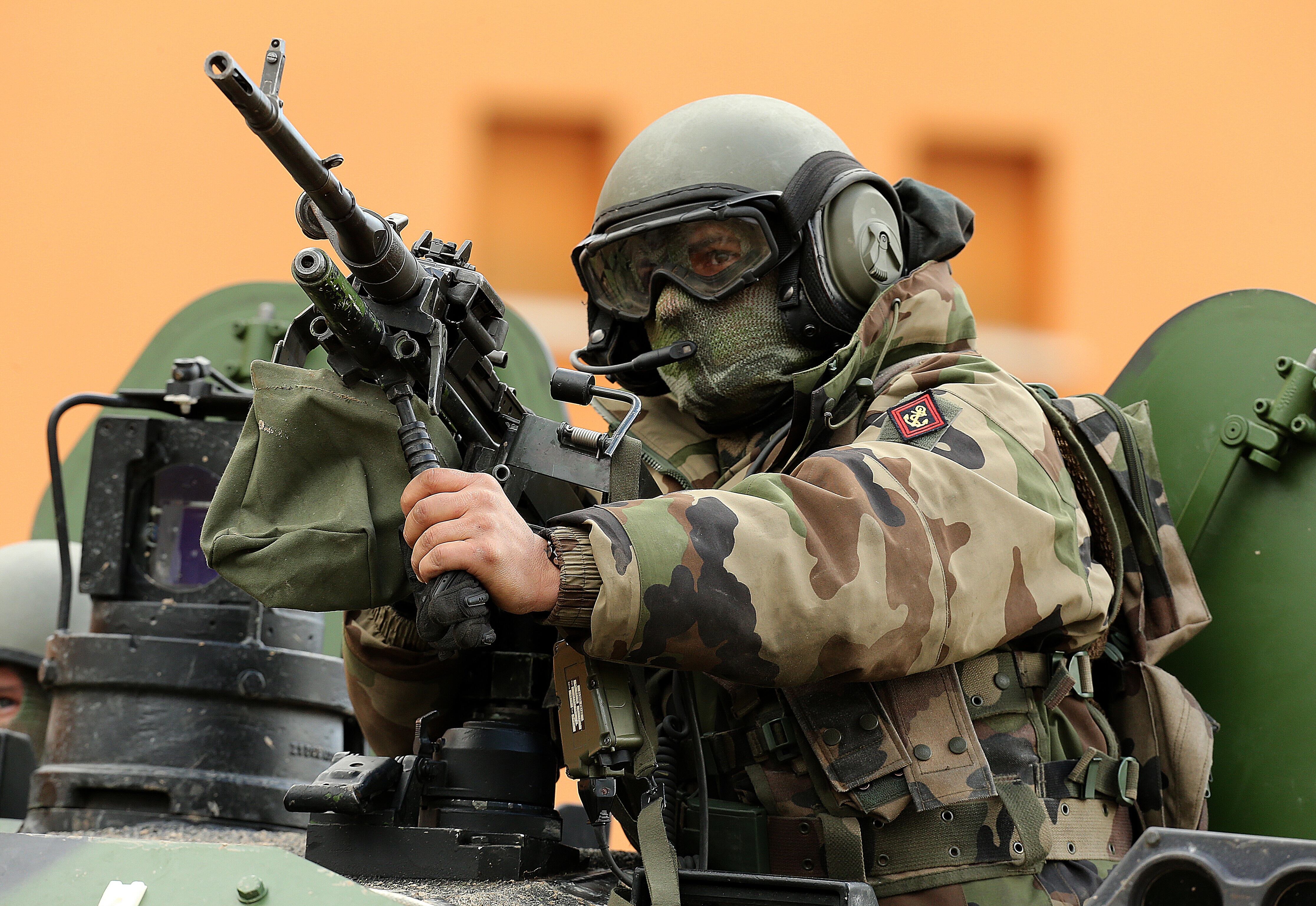 Já na França, os soldados estão participando de treinamento na cidade de Sissone, no norte do país