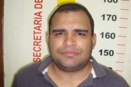 Em Timóteo, no Vale do Rio Doce, um homem de 32 anos suspeito de estuprar uma adolescente de 17 anos foi detido depois que a polícia descobriu que ele usou perfil falso no Facebook para atrair a vítima. André de Oliveira Dantas, que é casado e tem um filho de seis anos, se passou por mulher para se aproximar da garota, que chegou a fazer e enviar vídeos mostrando seu corpo para o criminoso

