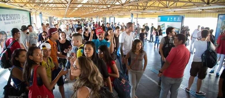 Jovens reunidos para "rolezinho" no Shopping Metrô Tatuapé, na zona leste de SP, foram barrados em janeiro de 2014