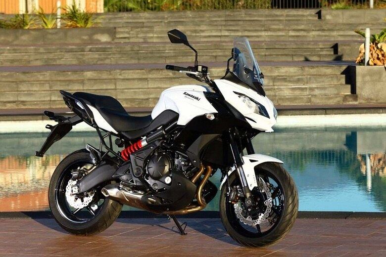 Kawasaki Versys 650 — com mudança drástica no visual, a família Versys ganhou melhorias no motor. Sua potência evoluiu de 64 cv para 69 cv, enquanto o torque máximo foi de 6,2 kgfm, para 6,5  kgfm