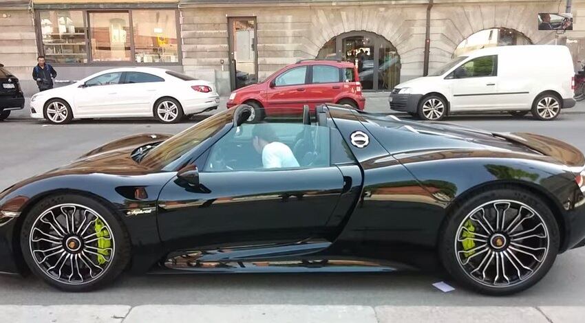 Ibrahimovic é dono de um Porsche motor V8 4.6l com 608 cavalos. O modelo vale R$ 3 milhões, o que faz com que o sueco possa comprar 33 unidades do carrão