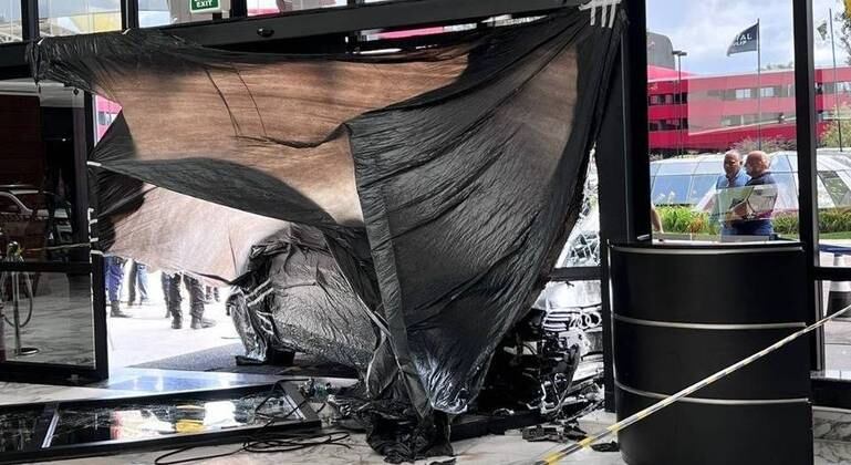 Carro invadiu a entrada do Royal Tulip depois de atropelar duas pessoas