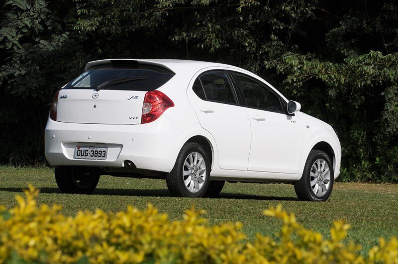 A traseira do J3 hatch não recebeu alterações. Leia a avaliação completa
Quer ler mais notícias? Acesse R7.com/carros