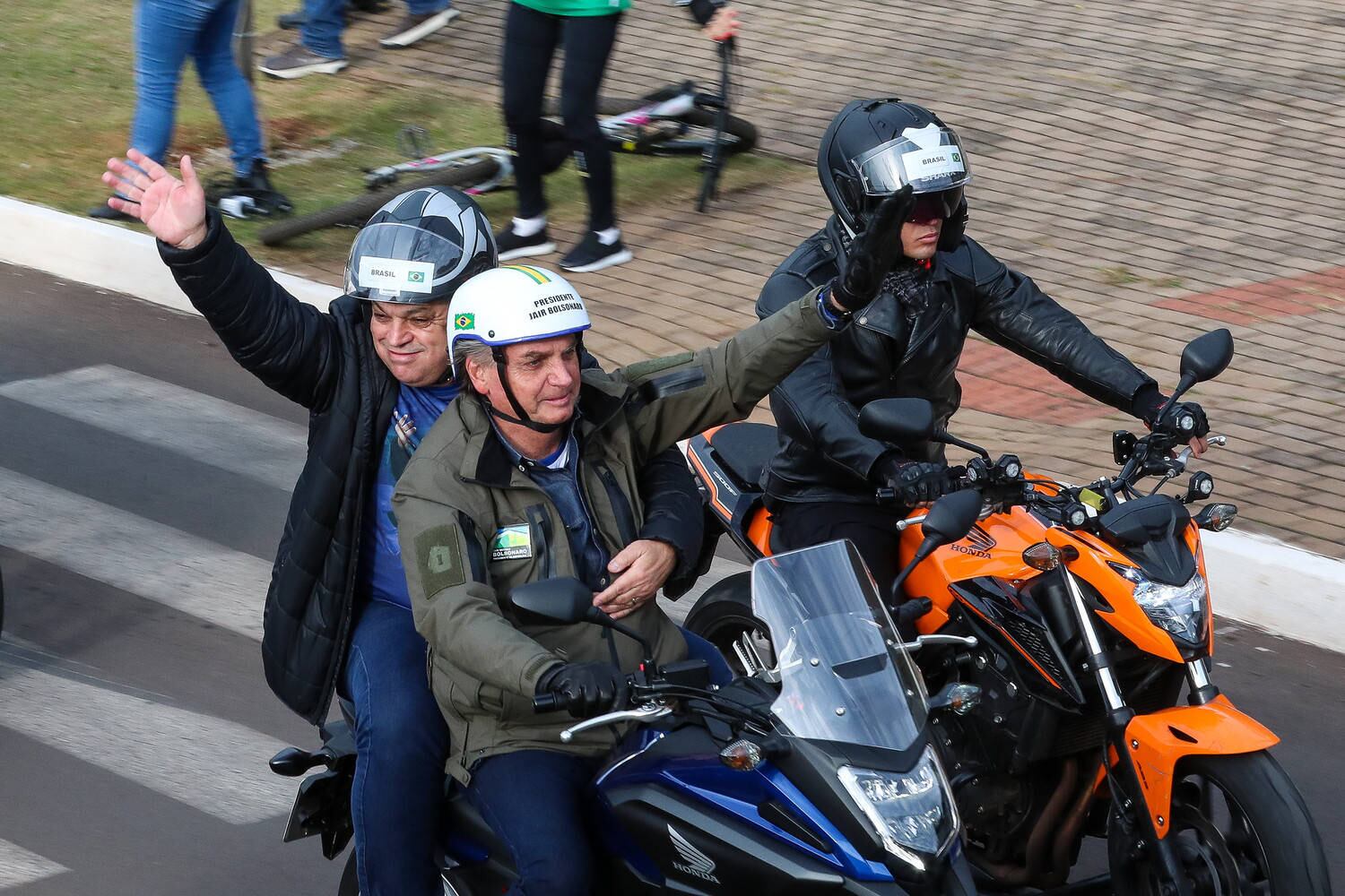 Bolsonaro faz terceiro passeio de moto, agora em SC
