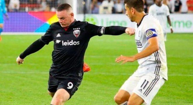 Rooney acertou um belo chute do campo de defesa da equipe