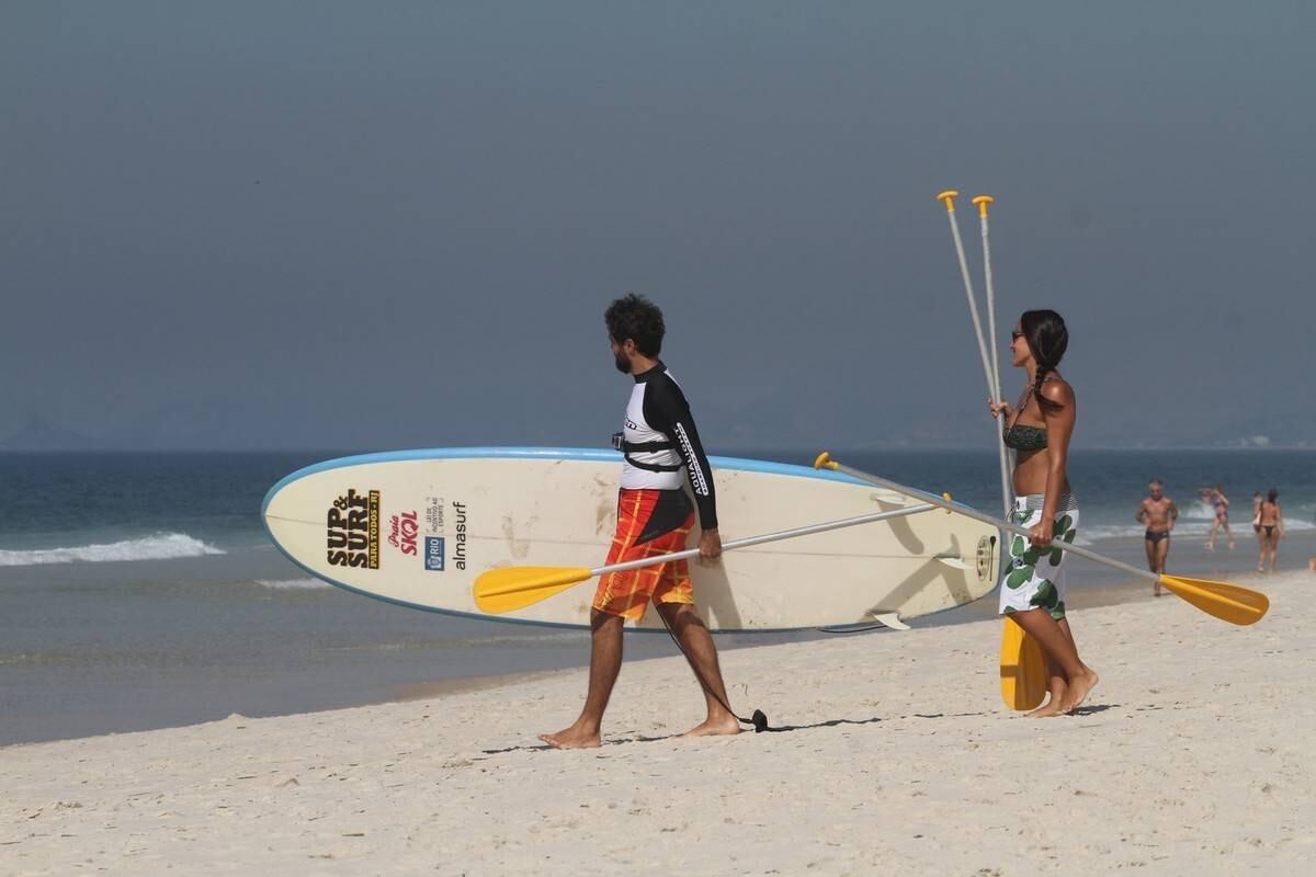 Bruno Gagliasso e Ricardo Pereira praticam stand up paddle na praia da Barra da Tijuca, no Rio