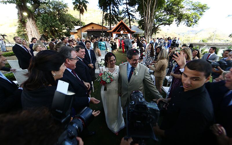 Roberto Jefferson tem a obrigação de se apresentar uma vez por mês à VEP. Não pode sair à noite, frequentar reuniões públicas e encontros partidários. Também está proibido de ingerir bebida alcoólica