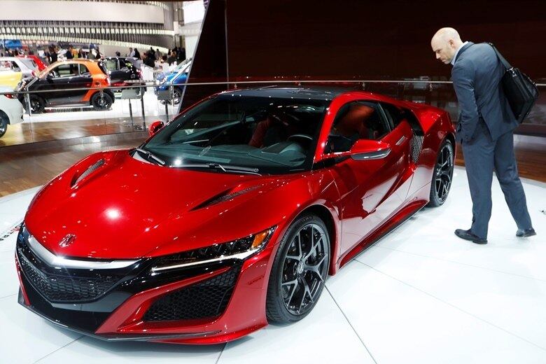 Depois de 25 anos, a segunda geração do Acura NSX foi apresentado em Detroit. O esportivo é híbrido e possui um motor V6 turbo DOCH, com uma potência de nada menos do que 550 cv 