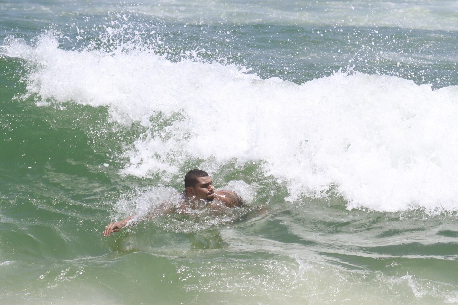 Vestindo uma sunga verde musgo, Naldo curtiu um dia de sol e praia no Rio
