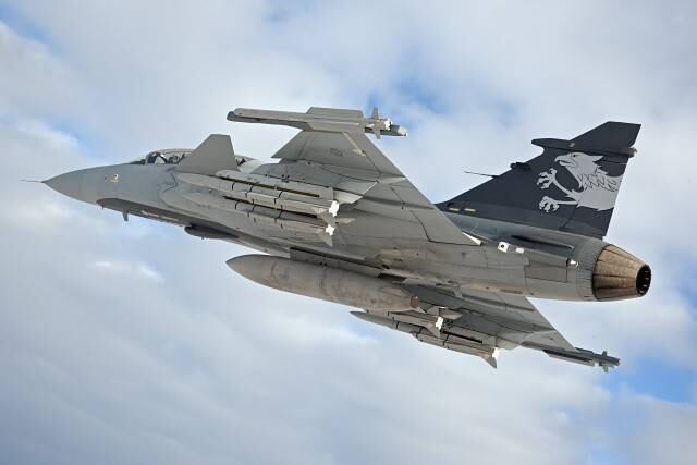 A FAB (Força Aérea Brasileira) também fez investimentos recentes. Após mais de dez anos de negociação, o governo brasileiro
anunciou, em dezembro do ano passado, a decisão de fechar acordo com a Suécia para
a aquisição de 36 caças produzidos pela empresa Saab