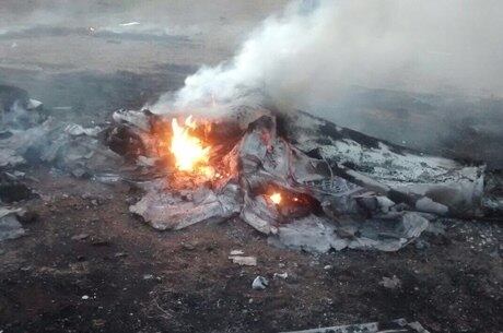 Avião pegou fogo após atingir o solo