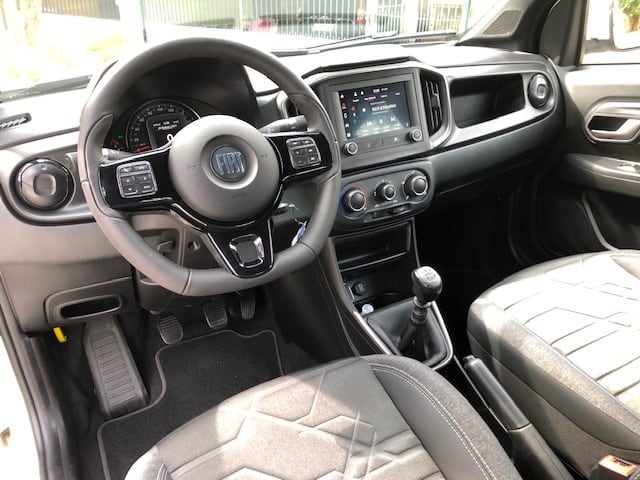 Interior usa elementos de outros carros da linha e câmbio, por hora, é somente manual