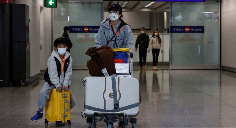 Viajantes no Aeroporto Internacional de Hong Kong, na China