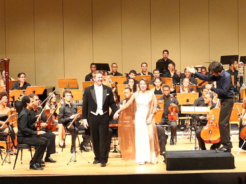 Música começa às 19h30