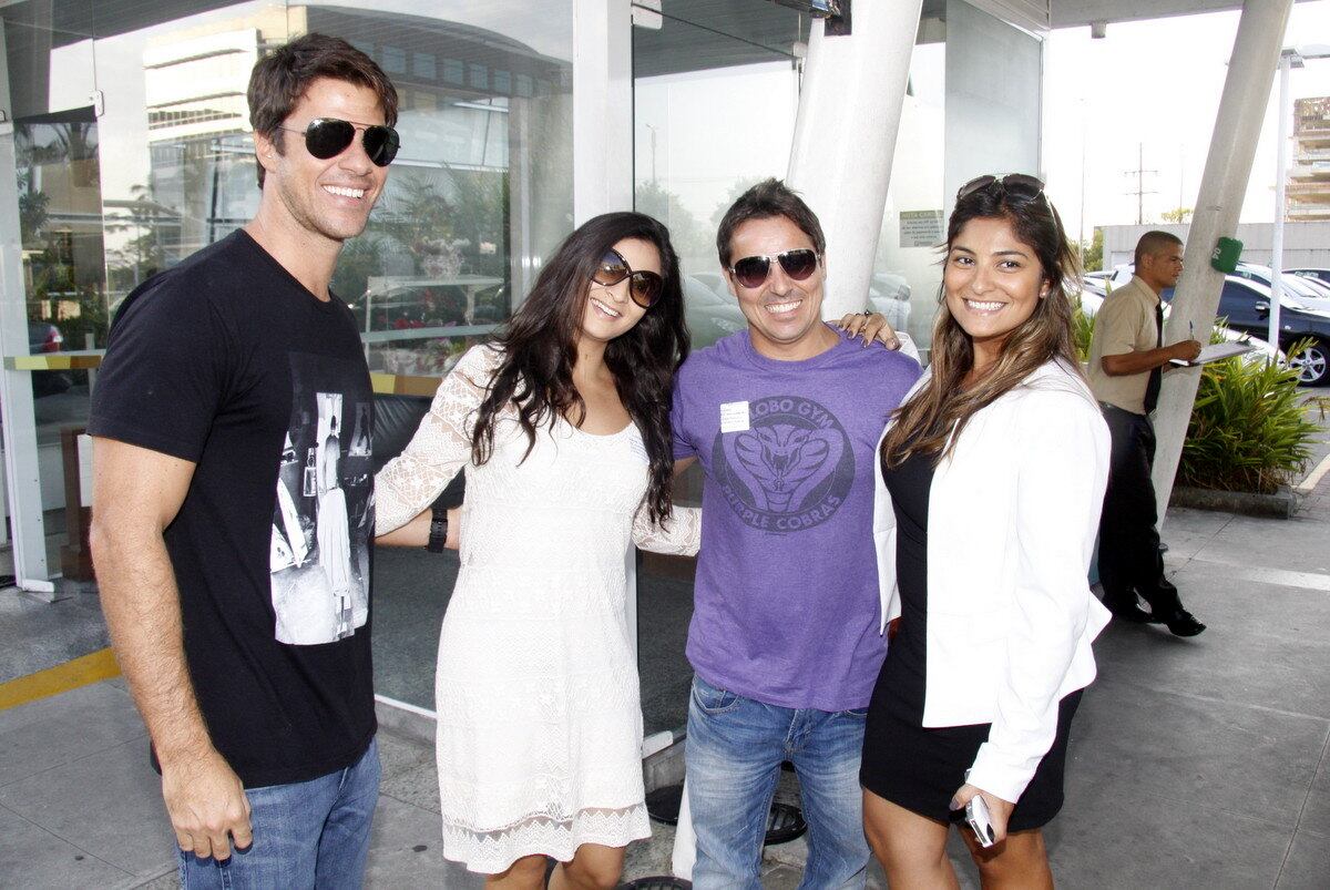 O marido e as irmãs de Juliana na porta da maternidade