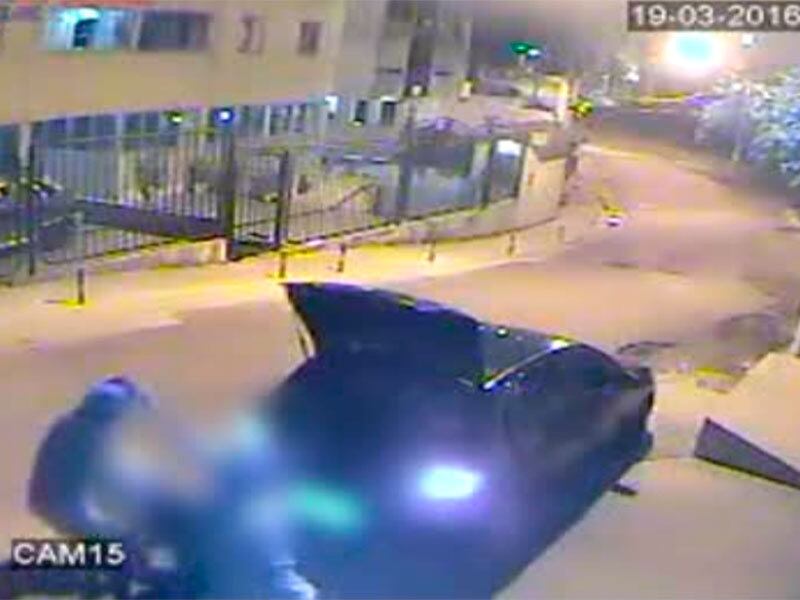 O veículo para e de dentro dele saem três homens. Eles abrem
o porta-malas e de lá de dentro tiram duas mulheres, aparentemente
desacordadas. Em seguida, sem nenhuma chance de defesa, dão dois tiros à queima
roupa nas vítimas. Dois homens compartilham a mesma arma para atirar. Assista ao vídeo