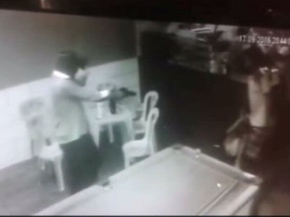 Imagens mostram os homens atirando