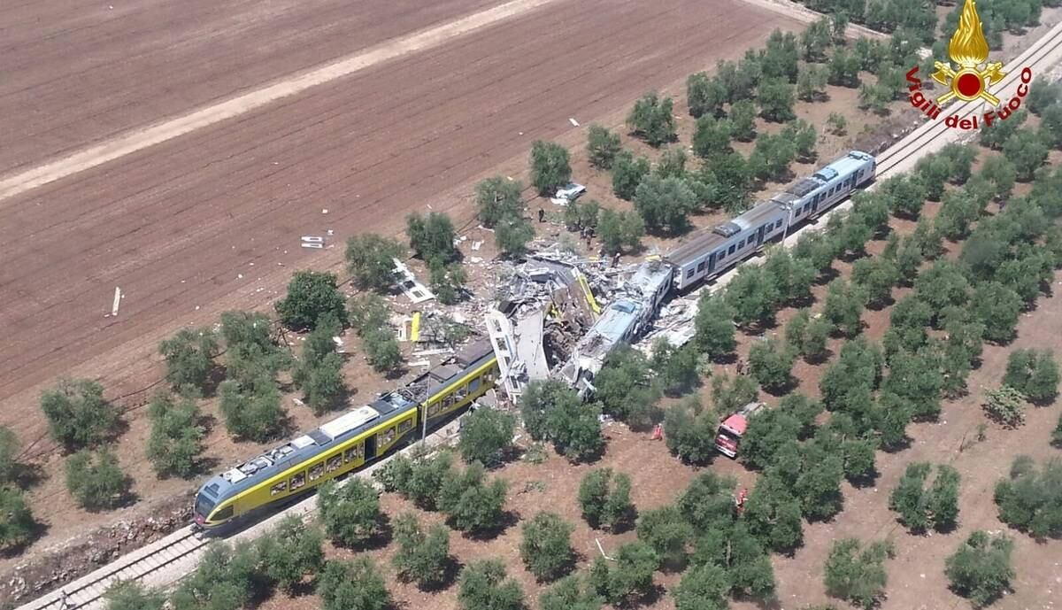 Trens batem de frente no sul da Itália e deixa pelo menos dez mortos