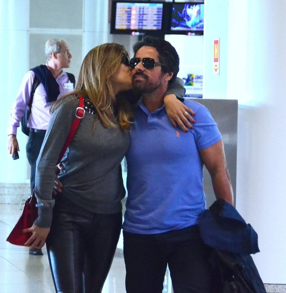 Nívea Stelmann passeia com o marido Marcus Rocha e a filha, Bruna, pelo aeroporto do Rio